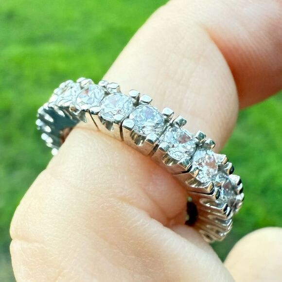 WOMEN’S SPARKLING ETERNITY BAND RING – SIZE 7.5 – ANTHROPOLOGIE STYLE - Picture 5 of 17